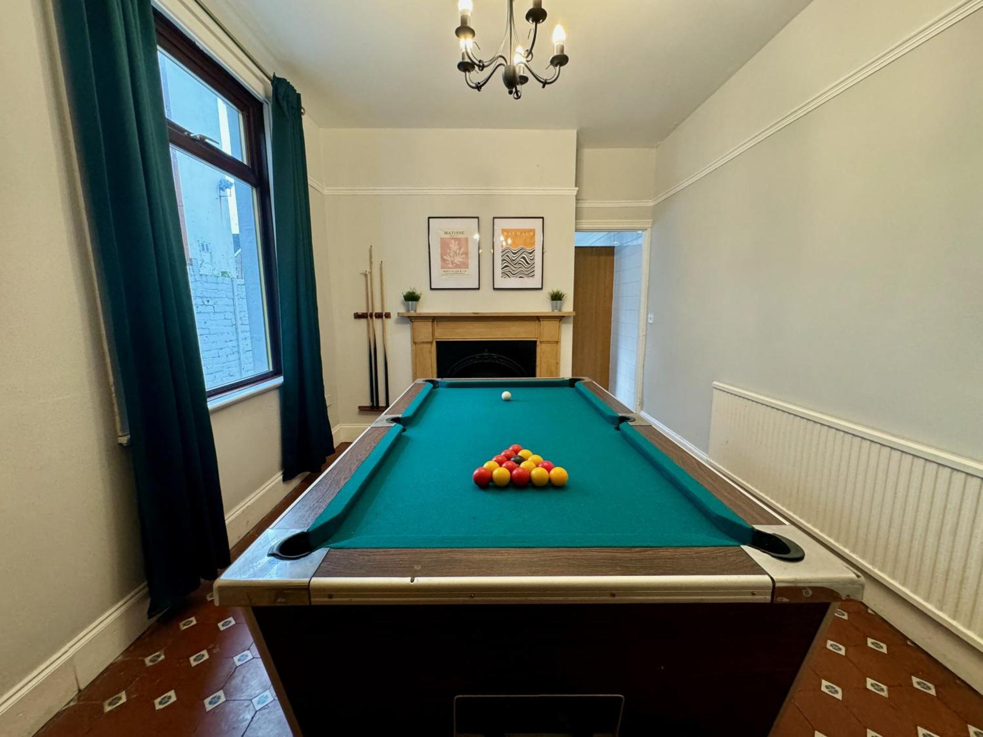 Large Citycentre Townhouse & Hot Tub, Pool Table And Offroad Parking Cardiff Exterior foto